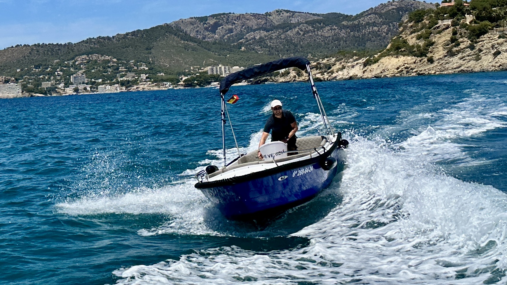 Praxistraining: Fahrt mit dem Schulboot vor der Küste Mallorcas