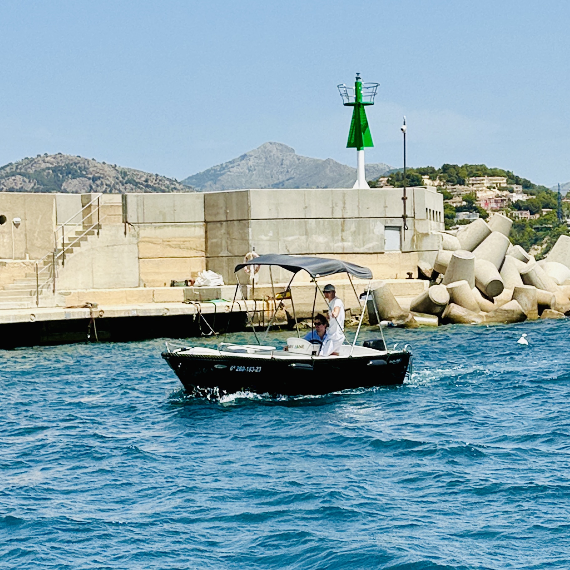 Schulboot Mary Jane bei der Hafenausfahrt von Santa Ponsa