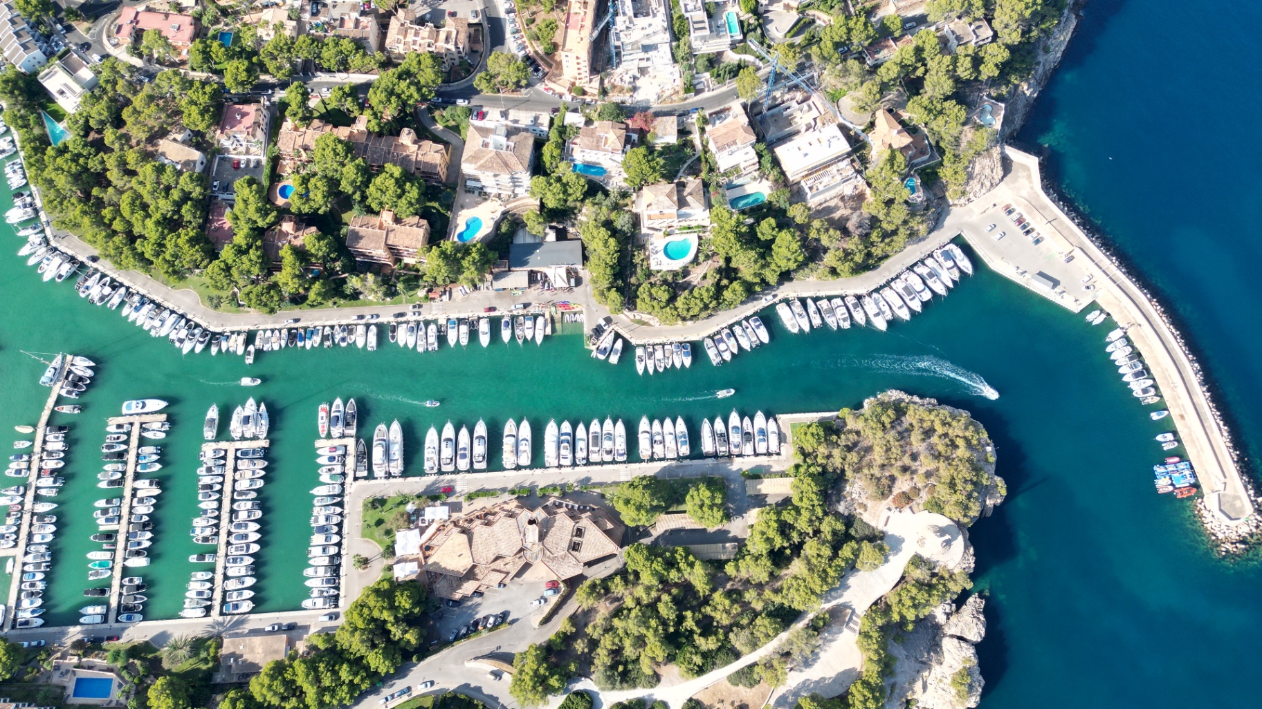 Vogelperspektive auf den Yachthafen Santa Ponsa