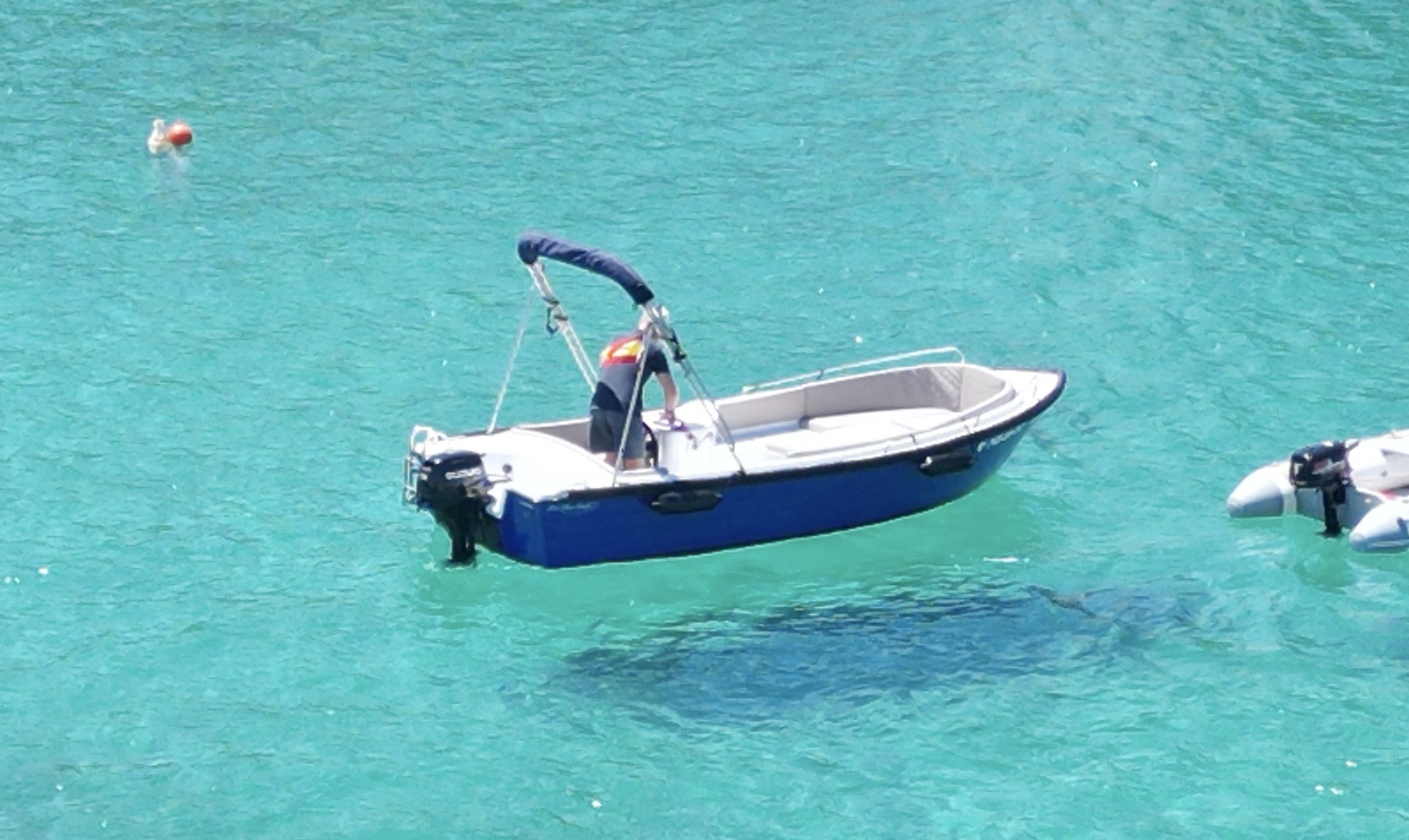 Schulboot im türkisblauen Wasser vor Mallorca