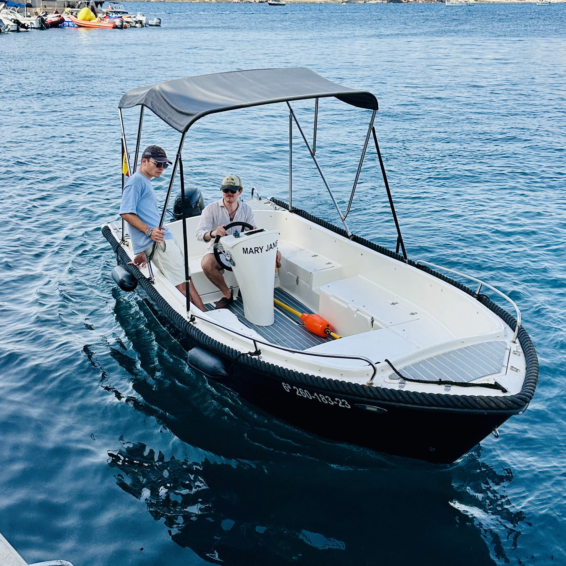 Schulboot Mary Jane mit Fahrlehrer und Schüler am Steg in Santa Ponsa