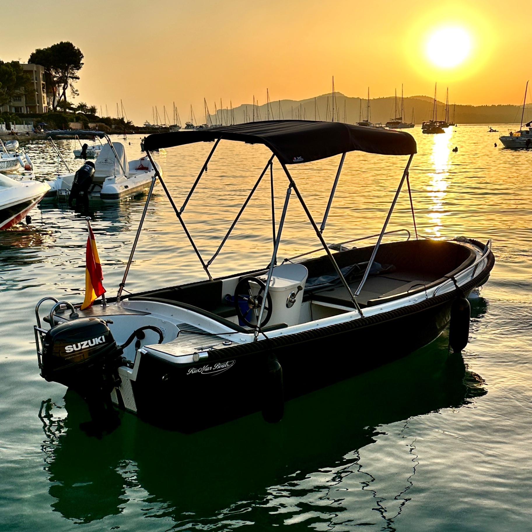 Riomar 515 Schulboot bei Sonnenuntergang im Hafen von Santa Ponsa