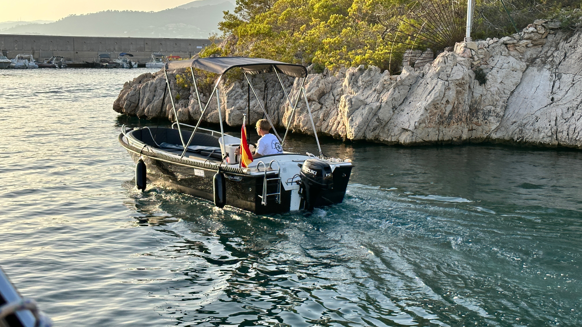 Hafenausfahrt mit dem Schulboot in Santa Ponsa